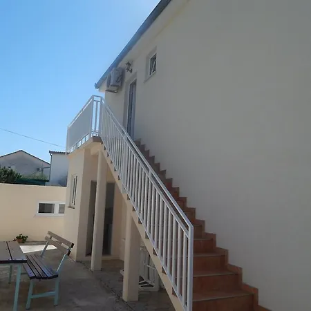 Arleta Apartment